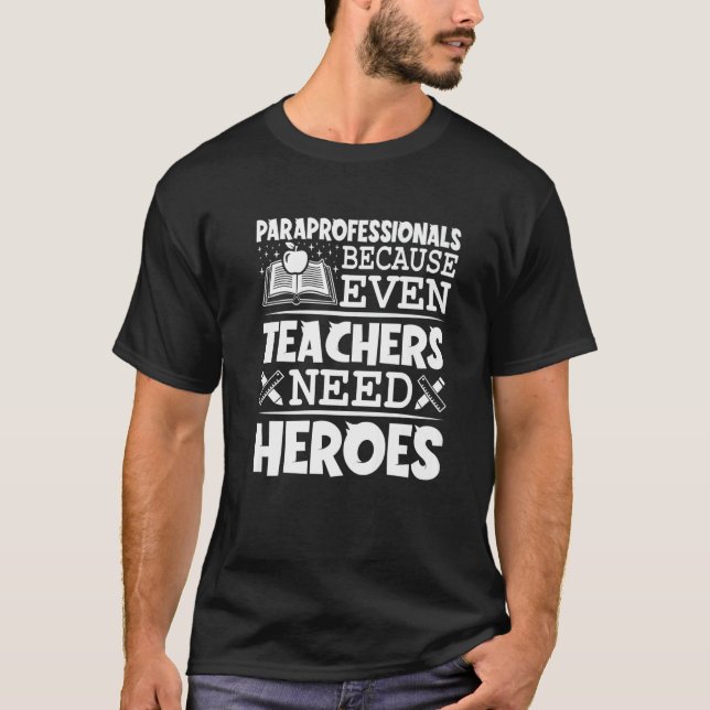 Camiseta Paraprofessionals Because Even Teachers Need Heroe (Anverso)