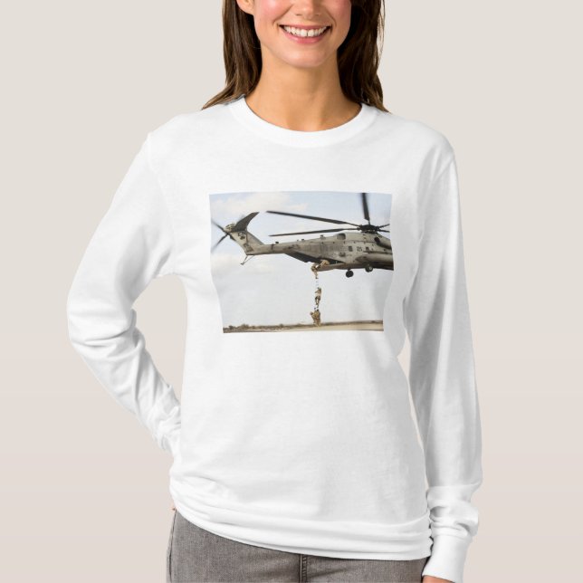 Camiseta Pararescudos de la Fuerza Aérea llevan a cabo un i (Anverso)