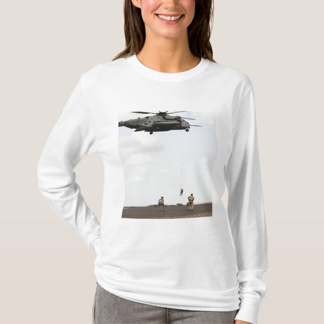Camiseta Pararescudos de la Fuerza Aérea llevan a cabo un i (Anverso)