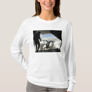 Camiseta Pararescuemen salta por la parte de atrás de un C-