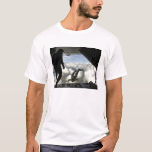 Camiseta Pararescuemen salta por la parte de atrás de un C-