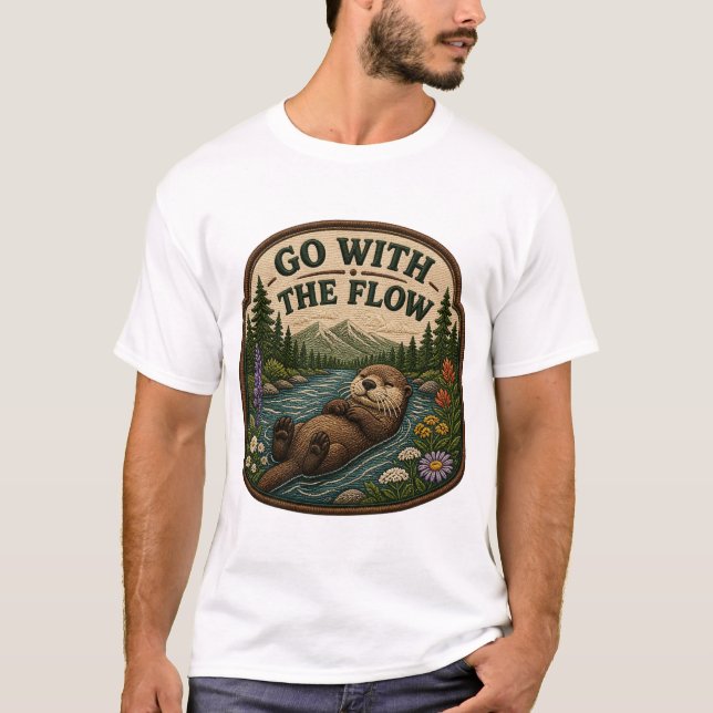 Camiseta Parche Bordado de Nutria 'Ve con la Corriente' (Anverso)