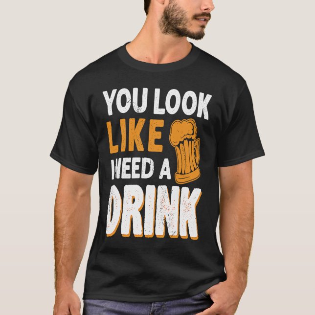 Camiseta Parece Que Necesito Una Bebida De Cerveza. (Anverso)