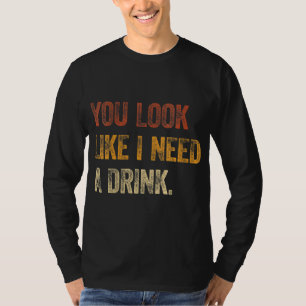 Camiseta Parece Que Necesito Una Bebida Divertida Diciendo 