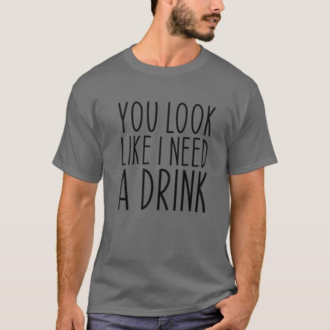 Camiseta Parece Que Necesito Una Bebida Divertida Que Diga  (Anverso)