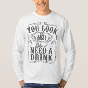Camiseta Parece Que Necesito Una Bebida Graciosa Bebiendo.