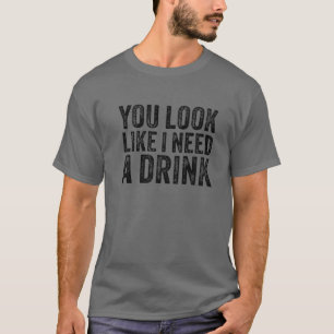 Camiseta Parece Que Necesito Una Bebida Graciosa Bebiendo V