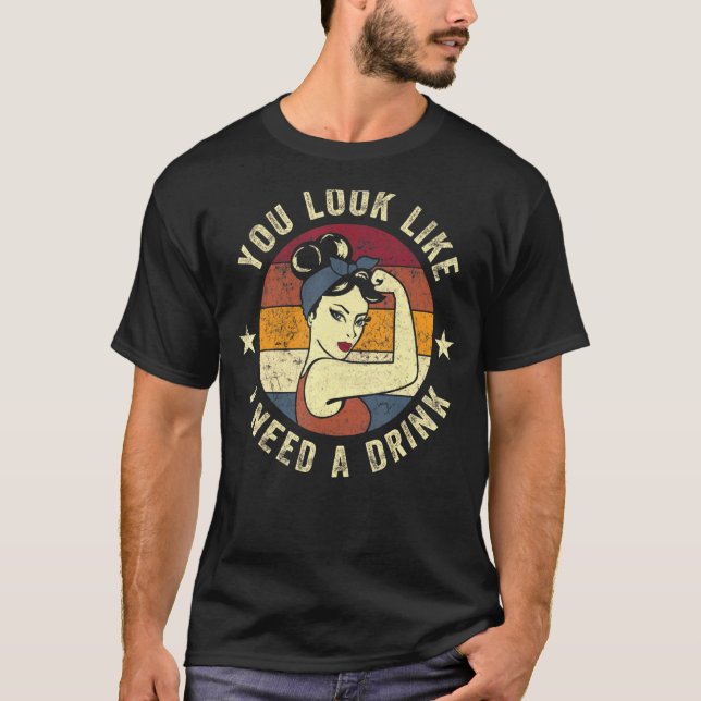 Camiseta Parece Que Necesito Una Bebida Rosie Diciendo Fun. (Anverso)