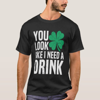 Camiseta Pareces Que Necesito Una Bebida Irlandés Bebiendo 