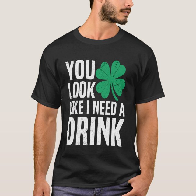 Camiseta Pareces Que Necesito Una Bebida Irlandés Bebiendo  (Anverso)