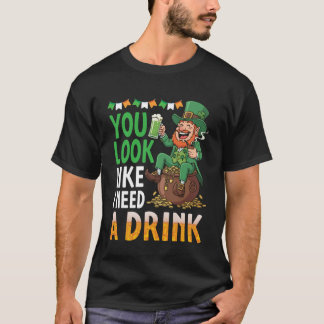 Camiseta Pareces Que Necesito Una Bebida Suerte Duende Verd
