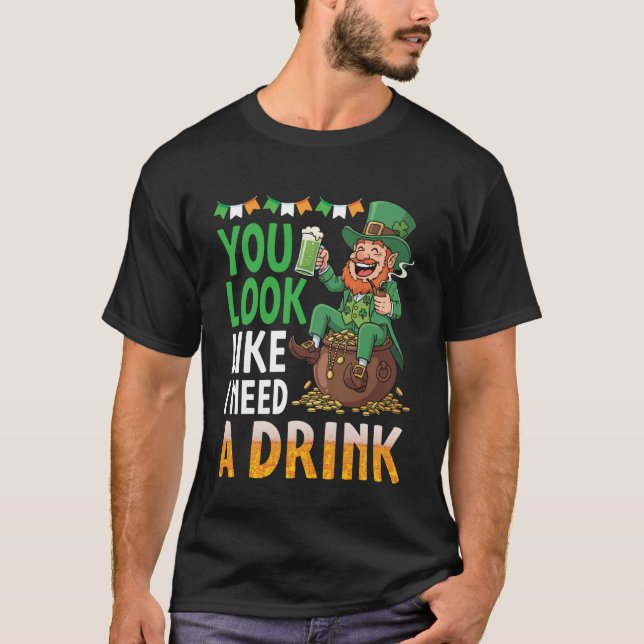 Camiseta Pareces Que Necesito Una Bebida Suerte Duende Verd (Anverso)