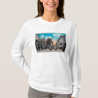 Camiseta Pareciendo del norte en el frente de océano,