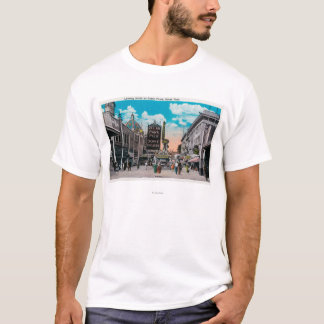 Camiseta Pareciendo del norte en el frente de océano,