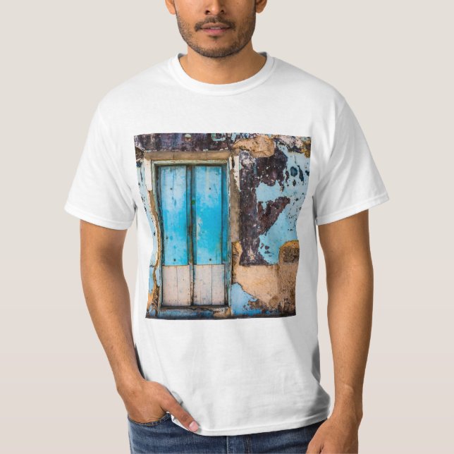 Camiseta Pared azul y puerta (Anverso)