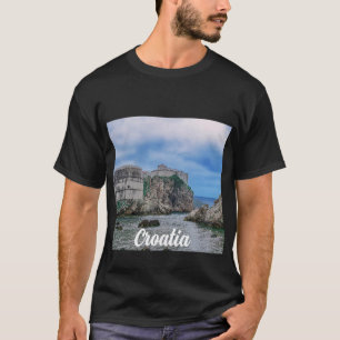 Camiseta Paredes de fortaleza, costa rocosa y mar en Croaci