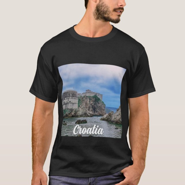 Camiseta Paredes de fortaleza, costa rocosa y mar en Croaci (Anverso)