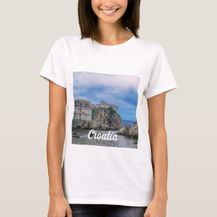 Camiseta Paredes de fortaleza, costa rocosa y mar en Croaci