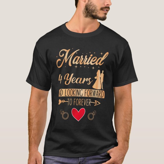Camiseta Pareja casada a cuatro años de Boda (Anverso)
