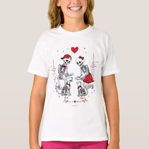 Camiseta Pareja de esqueletos alimentando a perro y gato