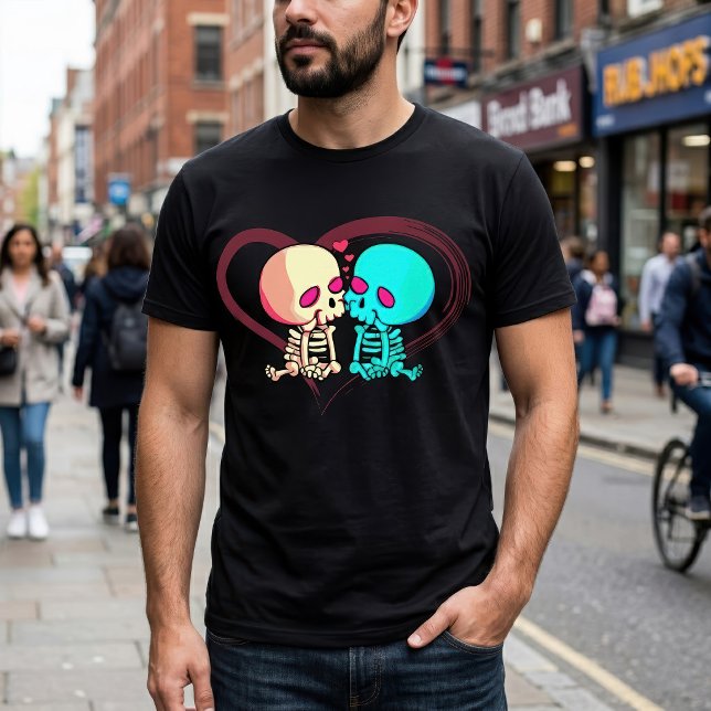 Camiseta Pareja de esqueletos románticos besándose en un co (Romantic Skeleton Couple Kissing in Pink Heart. Men Basic Black T-Shirt)