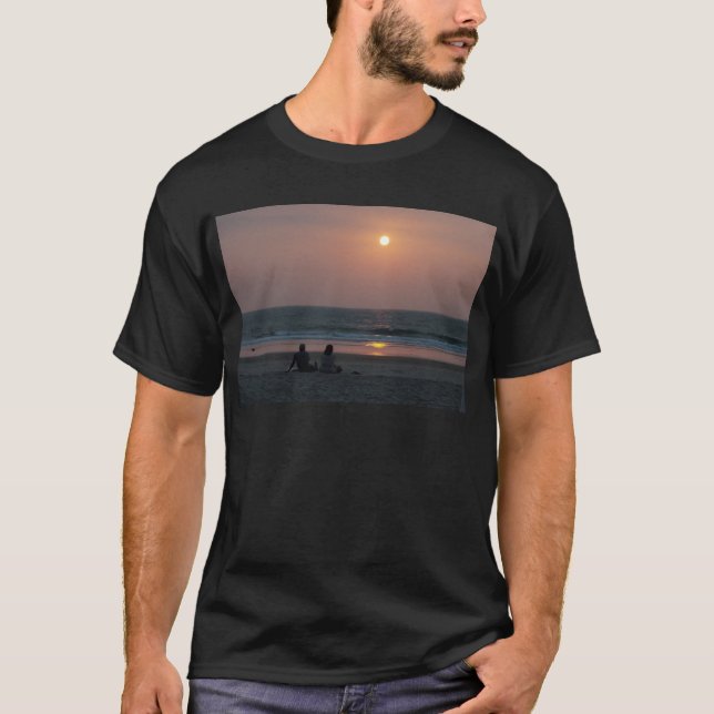 Camiseta Pareja en la playa al atardecer (Anverso)
