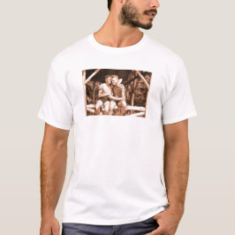Camiseta Pareja gay vintage abrazando a compañeros de campa