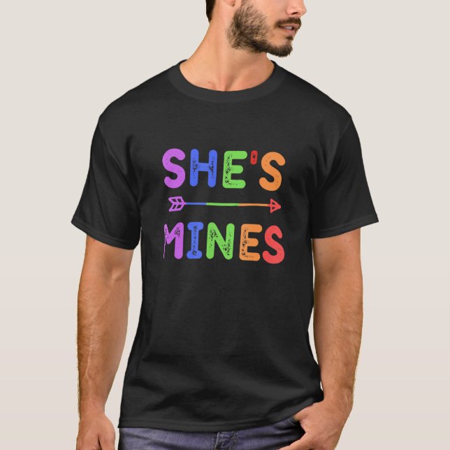 Camiseta Pareja lesbiana que es mía, yo soy su pareja Lgbt  (Anverso)