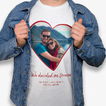 Camiseta Parejas fotografía compromiso corazón personalizad<br><div class="desc">Corta pareja personalizado foto de forma de corazón "decidimos por siempre" texto,  nombres y invitación de compromiso de camisetas blancas de fecha.         Personalizado con su imagen y texto!         Puede ser un lindo obsequio para celebrar tu compromiso o tu primer El día de San Valentín como recién casados.</div>
