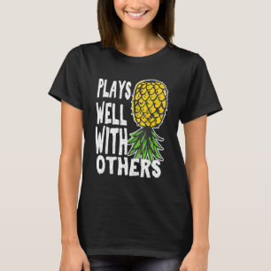 Camiseta Parejas Swinger Juegan Bien Con Otros Al Revés