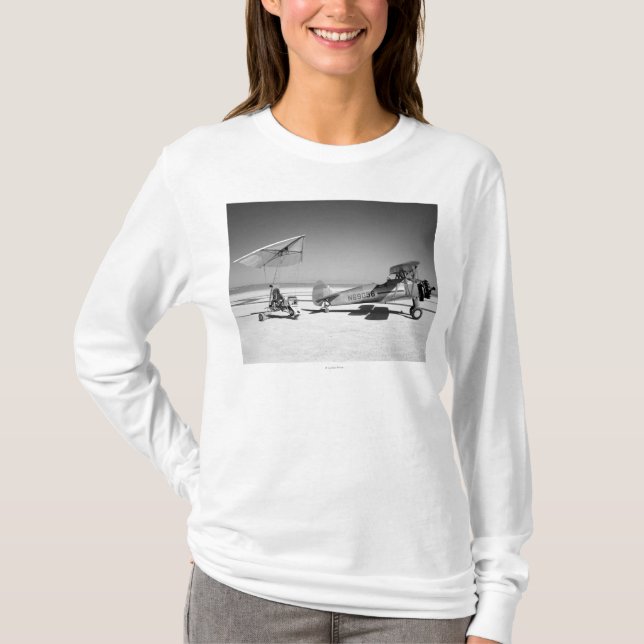 Camiseta Paresev 1-A en Lakebed con el avión de la remolque (Anverso)