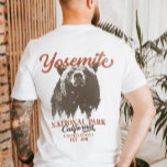 Camiseta Parque nacional Yosemite Retro Bear Negro de Calif<br><div class="desc">¿Listo para embarcarse en su próxima aventura al aire libre? Esta camiseta del Parque Nacional Yosemite es una elección perfecta. Con un audaz oso negro y pintoresco paisaje forestal, esta camisa le inspirará a explorar y abrazar la naturaleza. Descansa tu explorador interior y no te pierdas esta oportunidad de llevar...</div>