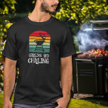 Camiseta Parrilladas y parrilladas<br><div class="desc">Con una parrilla barbacoa a rayas coloridas y las palabras "Grilling and Chilling",  esta camiseta es un regalo perfecto para los hombres en tu vida,  para el día del padre,  Navidades o su cumpleaños. COINCIDIENDO elementos de nuestra colección.</div>