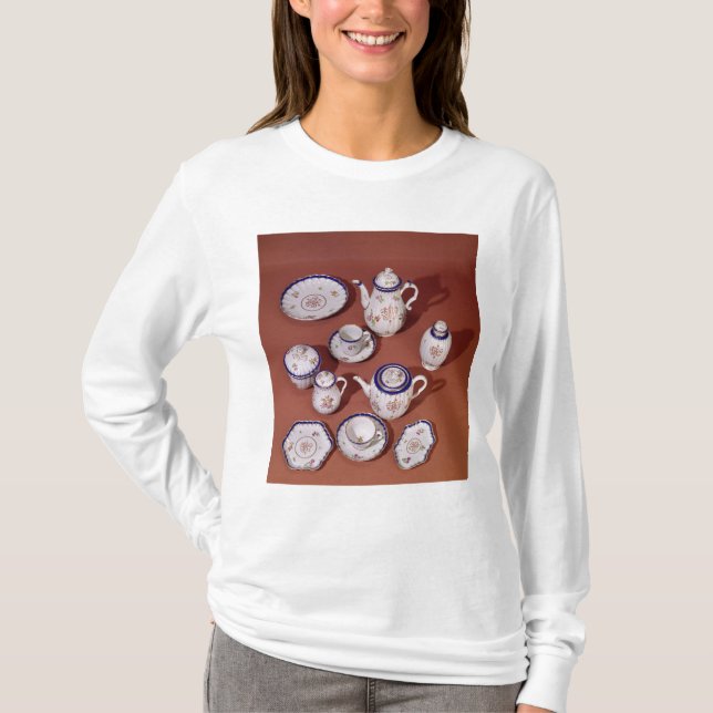Camiseta Parte de un servicio de té con monograma de (Anverso)