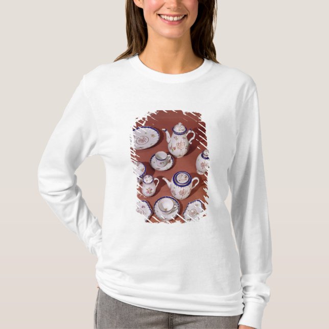 Camiseta Parte de un servicio de té con monograma de (Anverso)