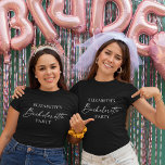 Camiseta Partido de la Bachelorette de caligrafía Minimalis<br><div class="desc">Moderna Minimalista pero elegante caligrafía Ink Script Bachelorette Party T-Shirt - Negro y Blanco</div>