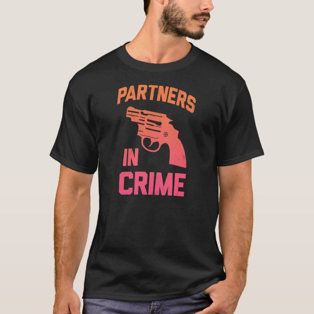 Camiseta Partners - adentro - crimen (Anverso)