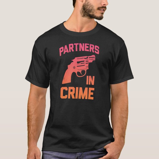 Camiseta Partners - adentro - crimen (Anverso)