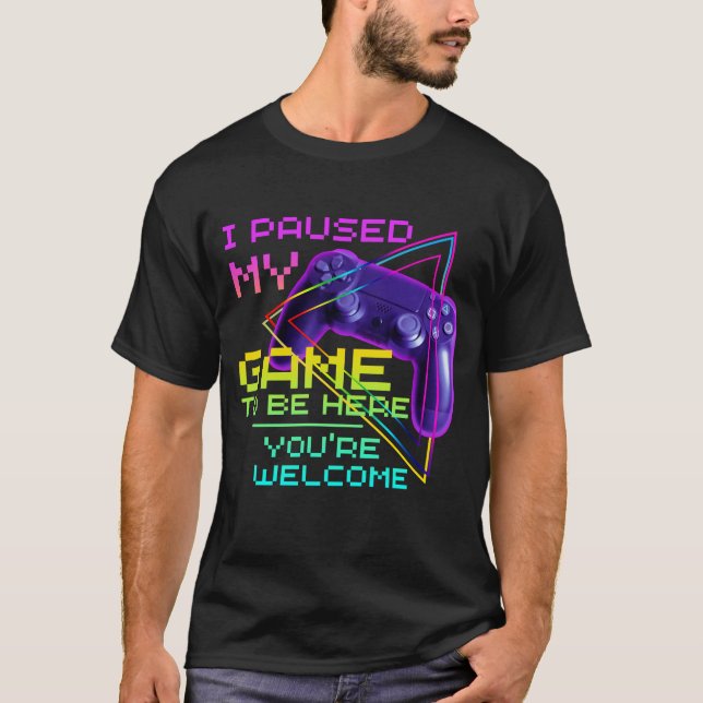 CAMISETA PASABA MI JUEGO PARA ESTAR AQUÍ QUE ERES BIENVENID (Anverso)