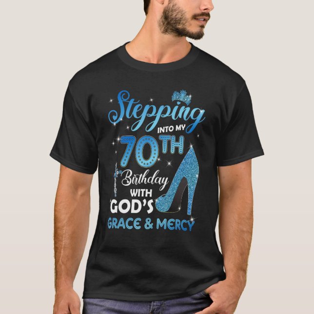 Camiseta Pasando a mi 70° cumpleaños con la gracia y la gra (Anverso)