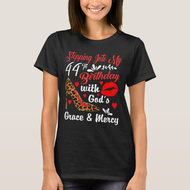 Camiseta Pasar a mi cumpleaños 44 con la gracia de Dios y (Anverso)