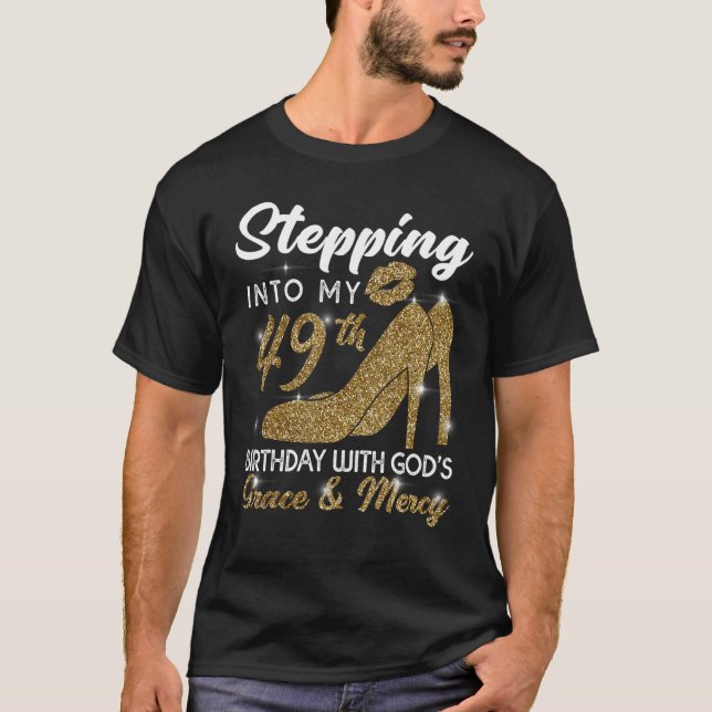 Camiseta Pasar a mi cumpleaños 49 con la gracia de Dios y (Anverso)