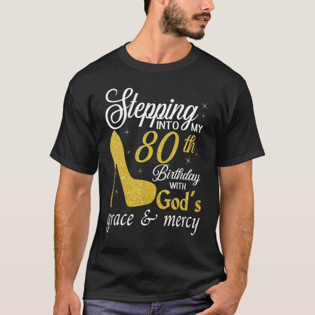 Camiseta Pasar a mi cumpleaños 80 con la gracia de Dios y (Anverso)