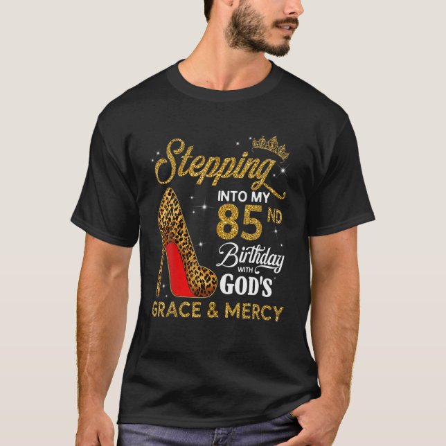 Camiseta Pasar a mi cumpleaños 85 con la gracia de Dios y (Anverso)