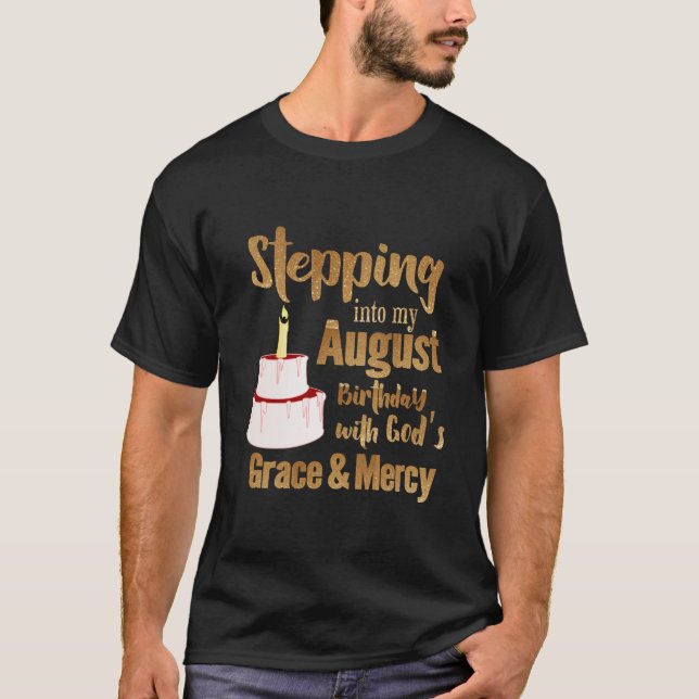 Camiseta Pasar a mi cumpleaños de agosto con la gracia de D (Anverso)