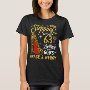 Camiseta Pasar a mi cumpleaños número 63 con la gracia y la