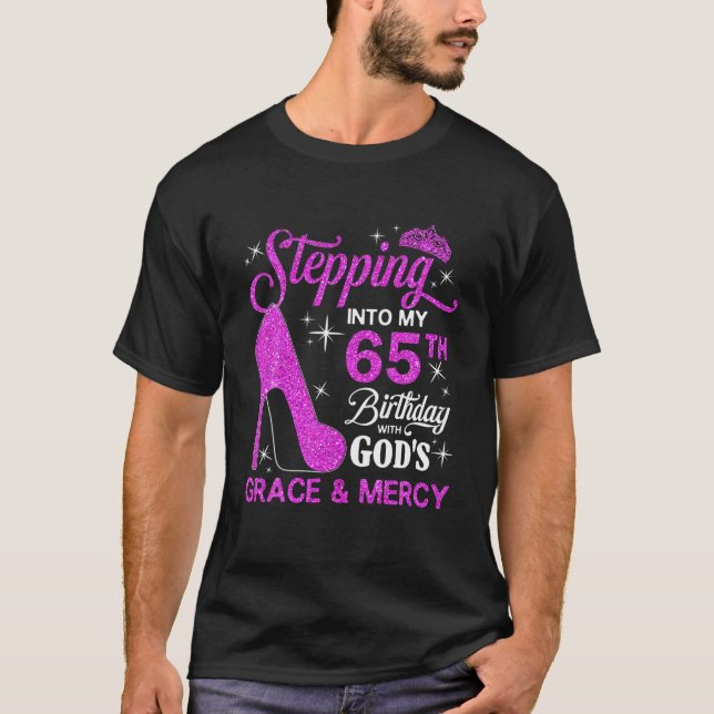 Camiseta Pasar a mi cumpleaños número 65 con la gracia de D (Anverso)