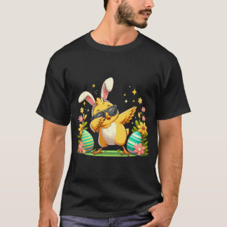 Camiseta Pascua de pollo vestida como conejo escondiendo hu