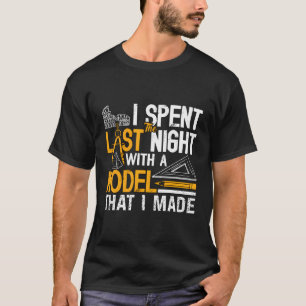 Camiseta Pasé La Noche Con Un Arco Arquitectónico Modelo