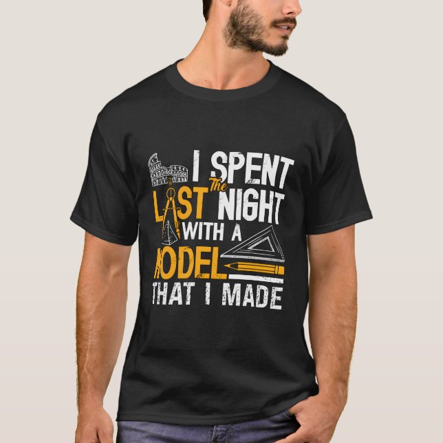 Camiseta Pasé La Noche Con Un Arco Arquitectónico Modelo (Anverso)
